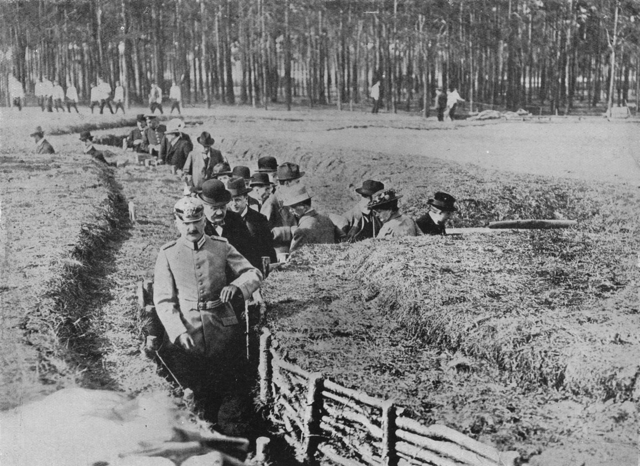 Viser sivile rundt utstillingsgravene i utkanten av Berlin, 1915 av Unbekannt