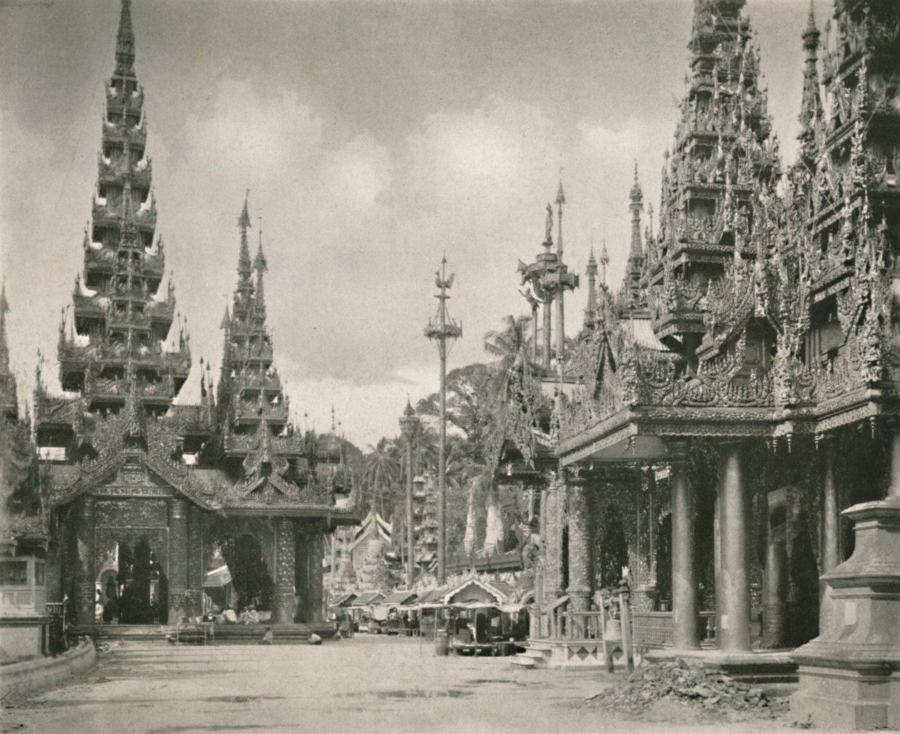 Shrine of the Great Bell ved Shwedagon Pagoda, Yangon, 1900. av Unbekannt