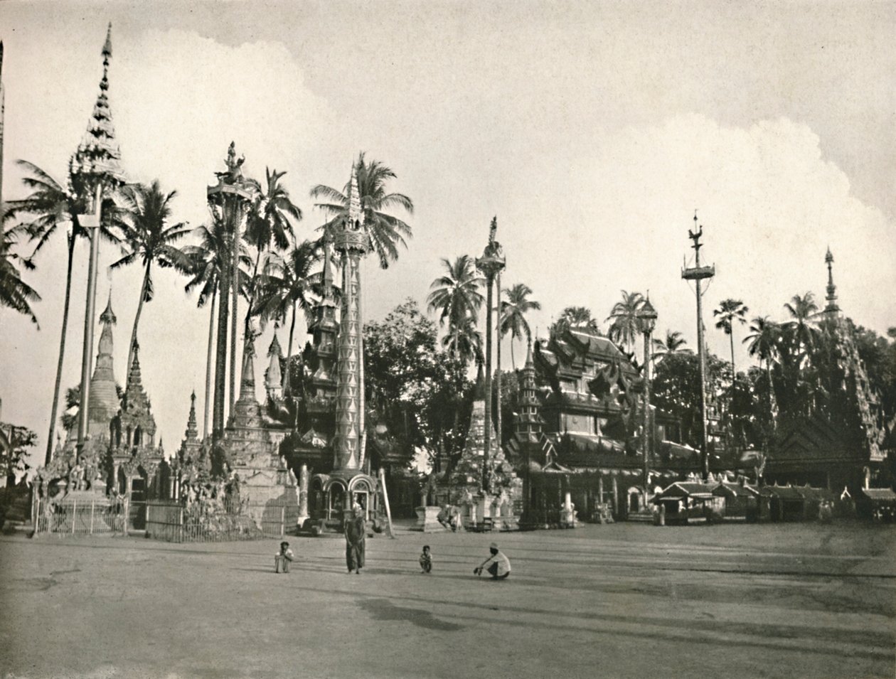 Helligdommer ved Shwedagon-pagoden, Yangon, 1900. av Unbekannt