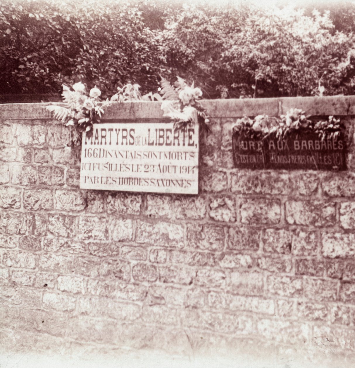 Tegn til minne om sivile som ble skutt av tyskerne, Dinant, Belgia, c1914-c1918 av Unbekannt