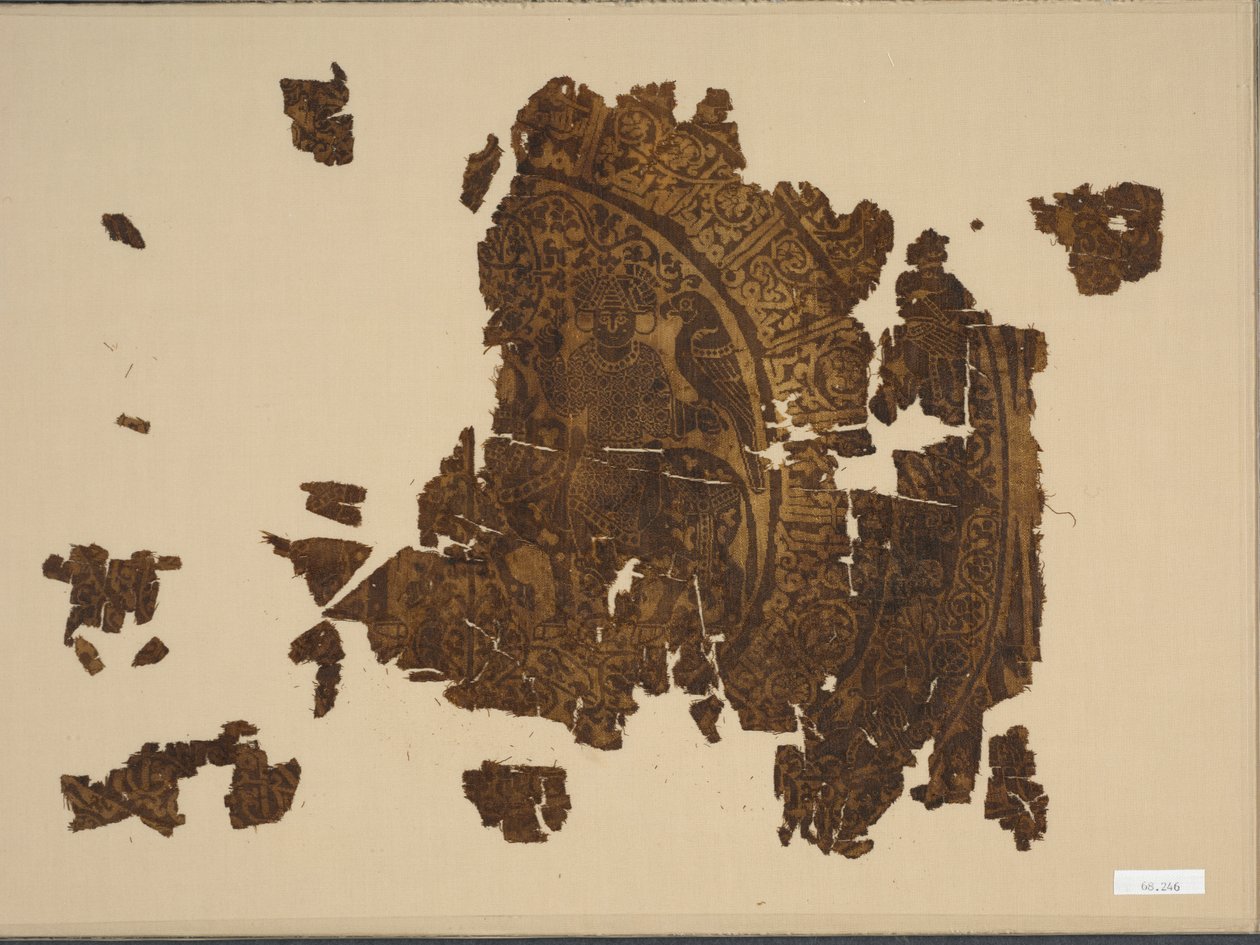 Silkefragment med falkoner som rir på en okse, 1000-1100-tallet. av Unbekannt