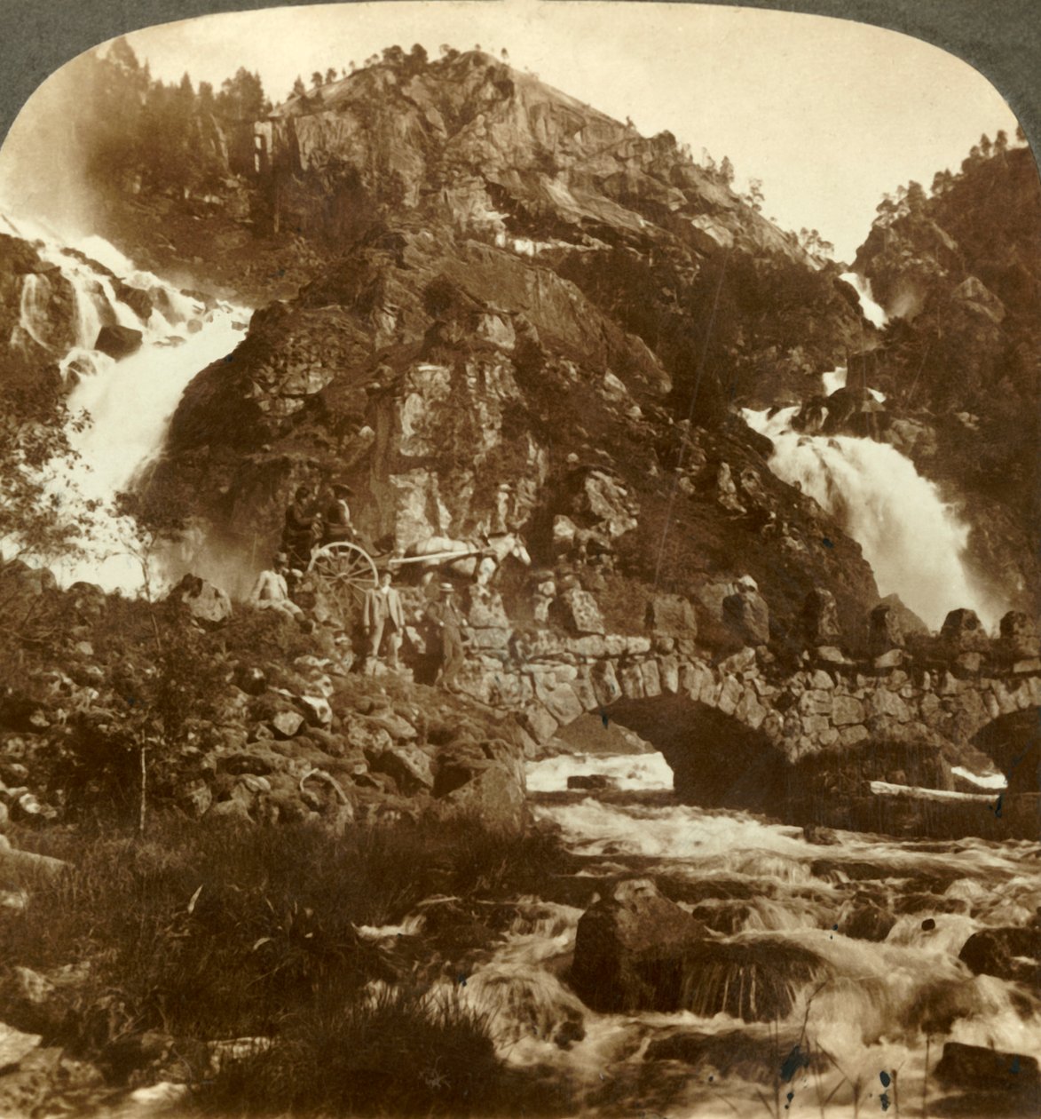 Skarafos og Lotefos hopper over steiner, Vestlandet, c1905. av Unbekannt