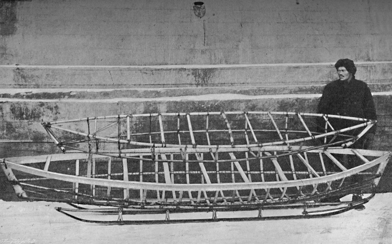 Skjeletter eller kajakk for enmannsbambus og dobbelkajakk, liggende på en håndslede, 1894, 1897 av Unbekannt