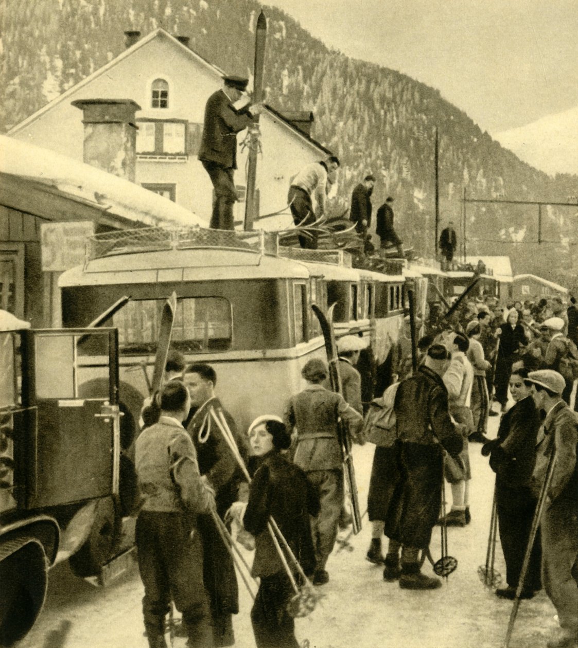 Skiløpere ankommer St Anton am Arlberg, Østerrike, c1935. av Unbekannt