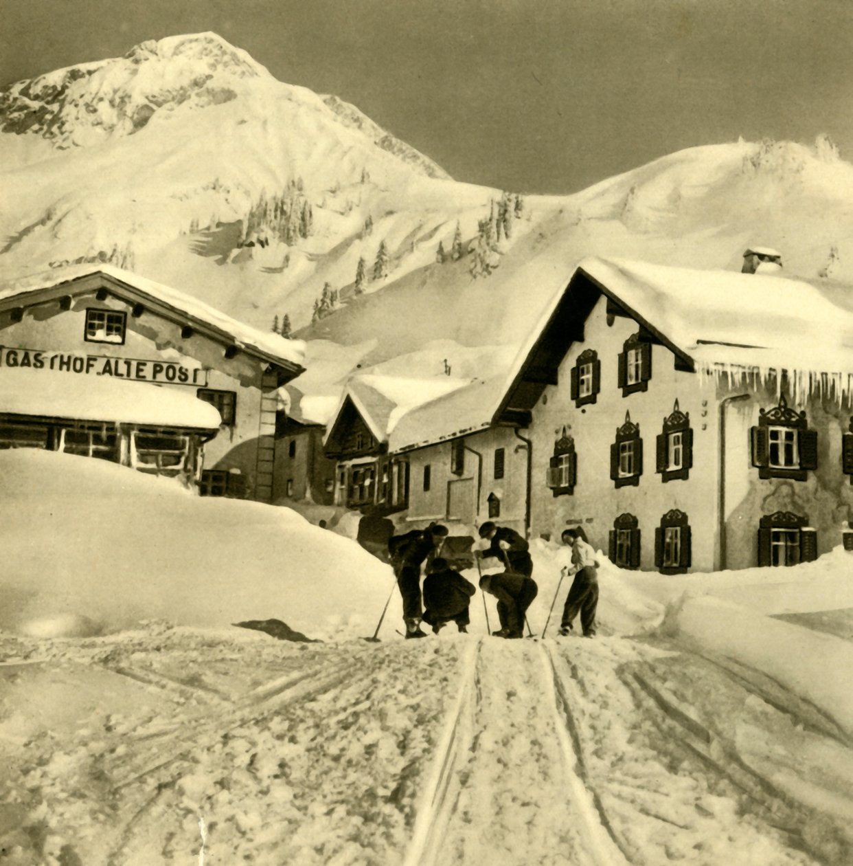 Skiløpere ved Stuben am Arlberg, Vorarlberg, Østerrike, c1935. av Unbekannt