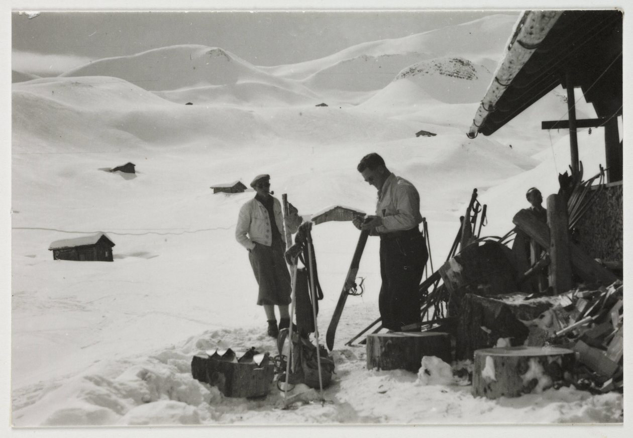 Skiløpere utenfor en hytte, ca 1930 av Unbekannt