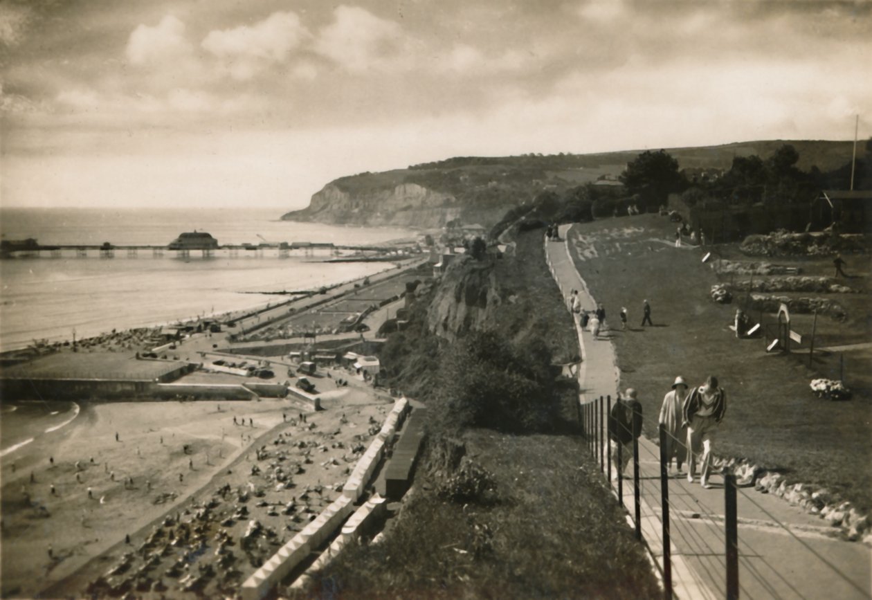 Small Hope Bay og Shanklin Pier, I.W., fra Cliff Walk, c1920. av Unbekannt
