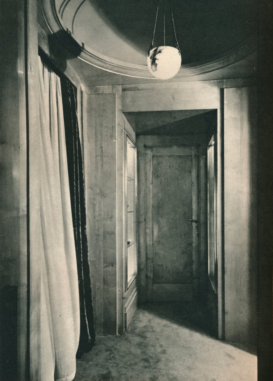 Liten vestibyle med skap i White Sycamore, c1925 av Unbekannt