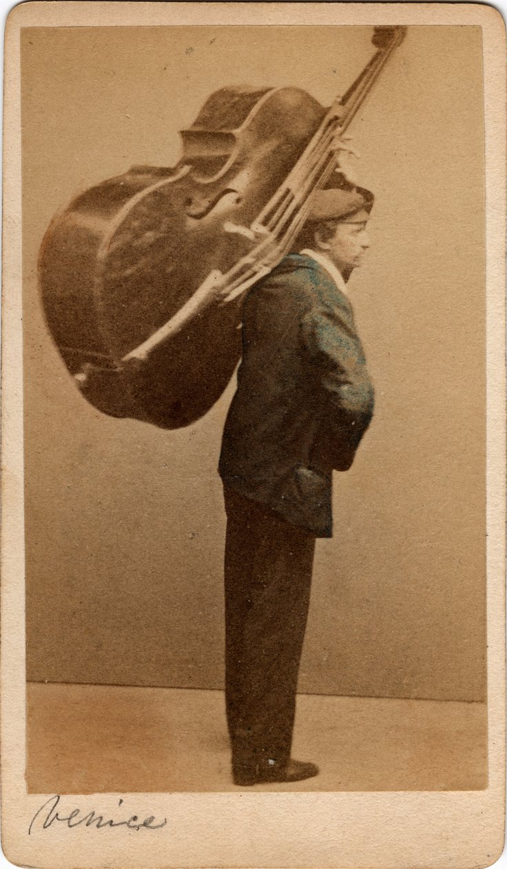 Liten metier: portrett av en kontrabassist, instrumentet lastes på ryggen, Venezia. 1800-tallet Trykk på papp Dim. 10,5x6 cm av Unbekannt