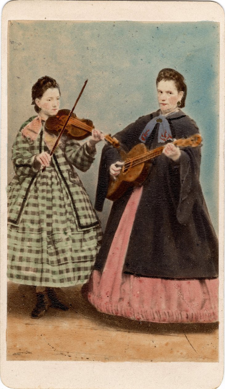 Liten metier: portrett av musikere på gitar og fiolin, Venezia. 1800-tallet Trykk på papp Dim. 10,5x6 cm av Unbekannt