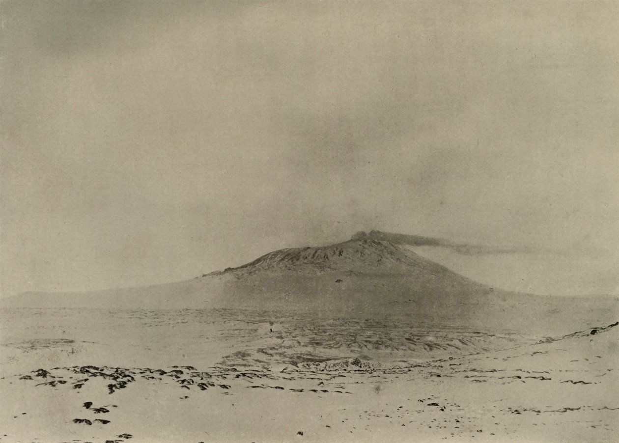 Røyk strømmer fra Erebus-krateret, c1908, 1909. av Unbekannt