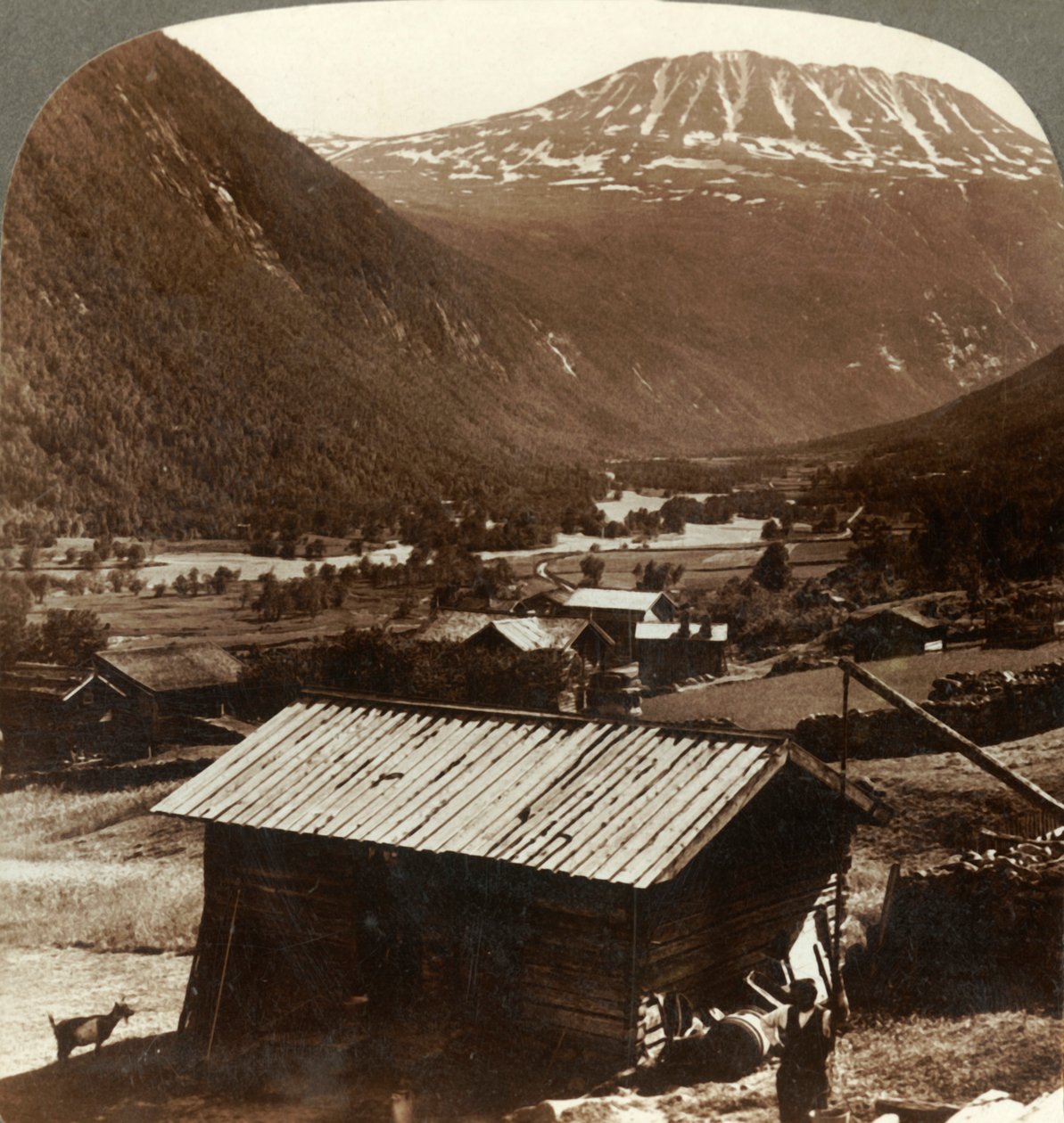 Snødekte høyder av Gausta-fjellet 6180 fot, over rolige hjem i Maan-dalen, Norge, c1905. av Unbekannt