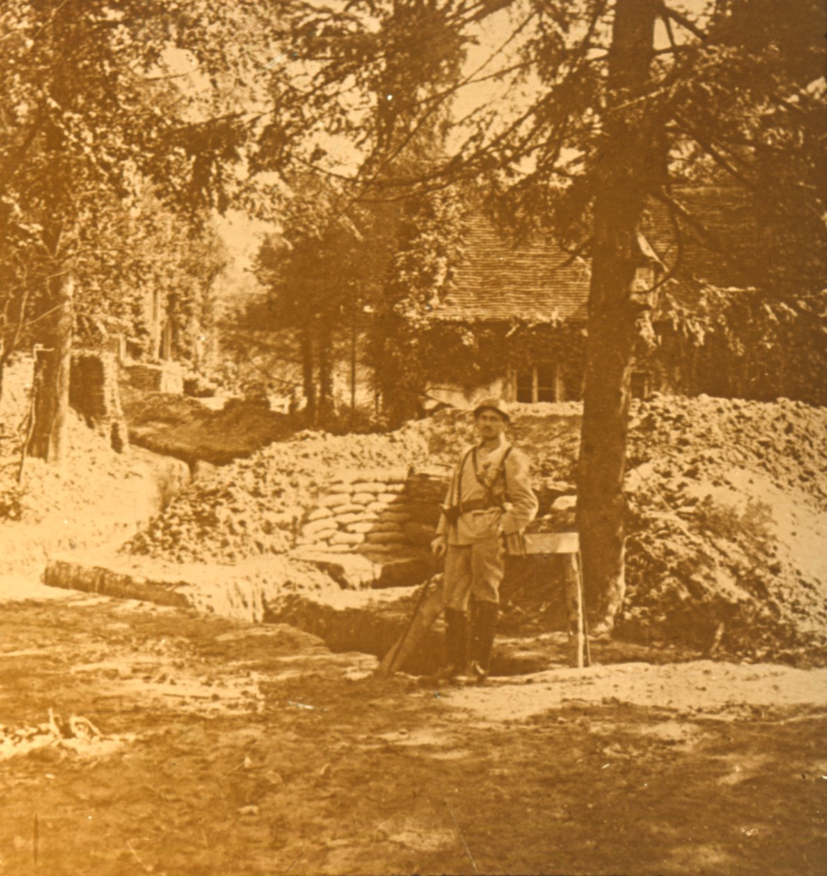 Soldat utenfor skyttergraven, Bois des Loges, Nord-Frankrike, c1914-c1918 av Unbekannt