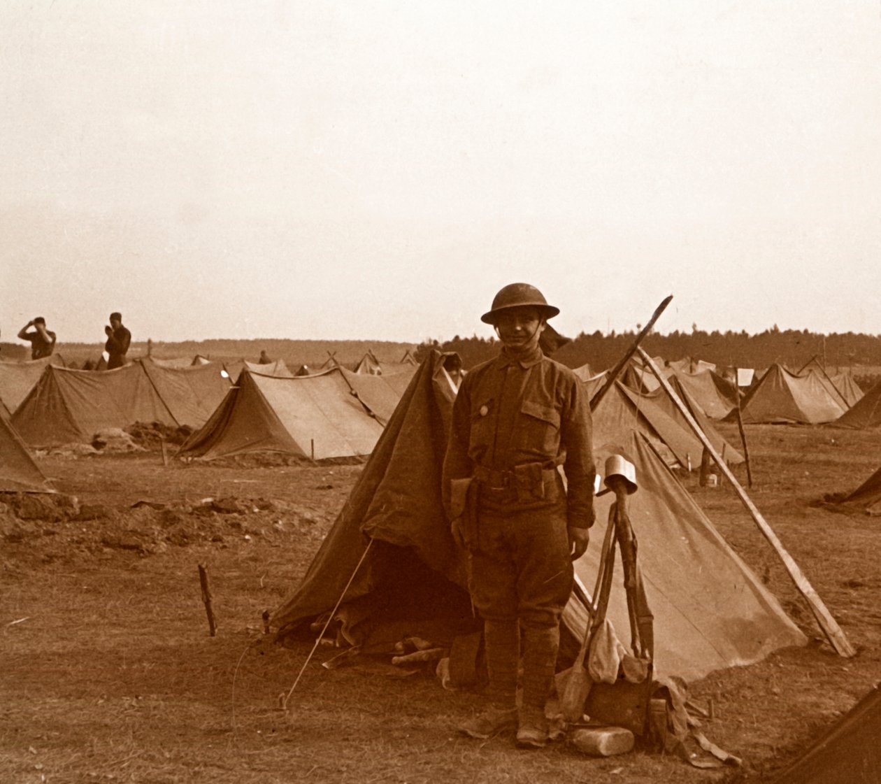 Soldat stående ved telt, amerikansk leir, Melette, Frankrike, c1914-c1918. av Unbekannt