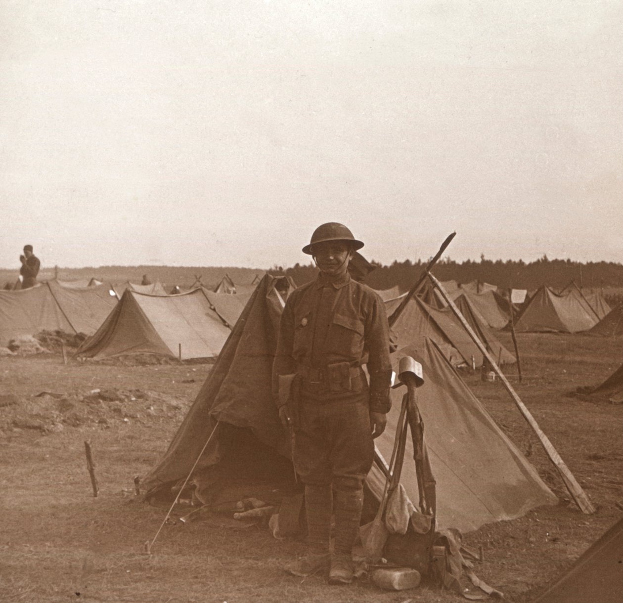 Soldat stående ved telt, amerikansk leir, Melette, Frankrike, c1914-c1918. av Unbekannt