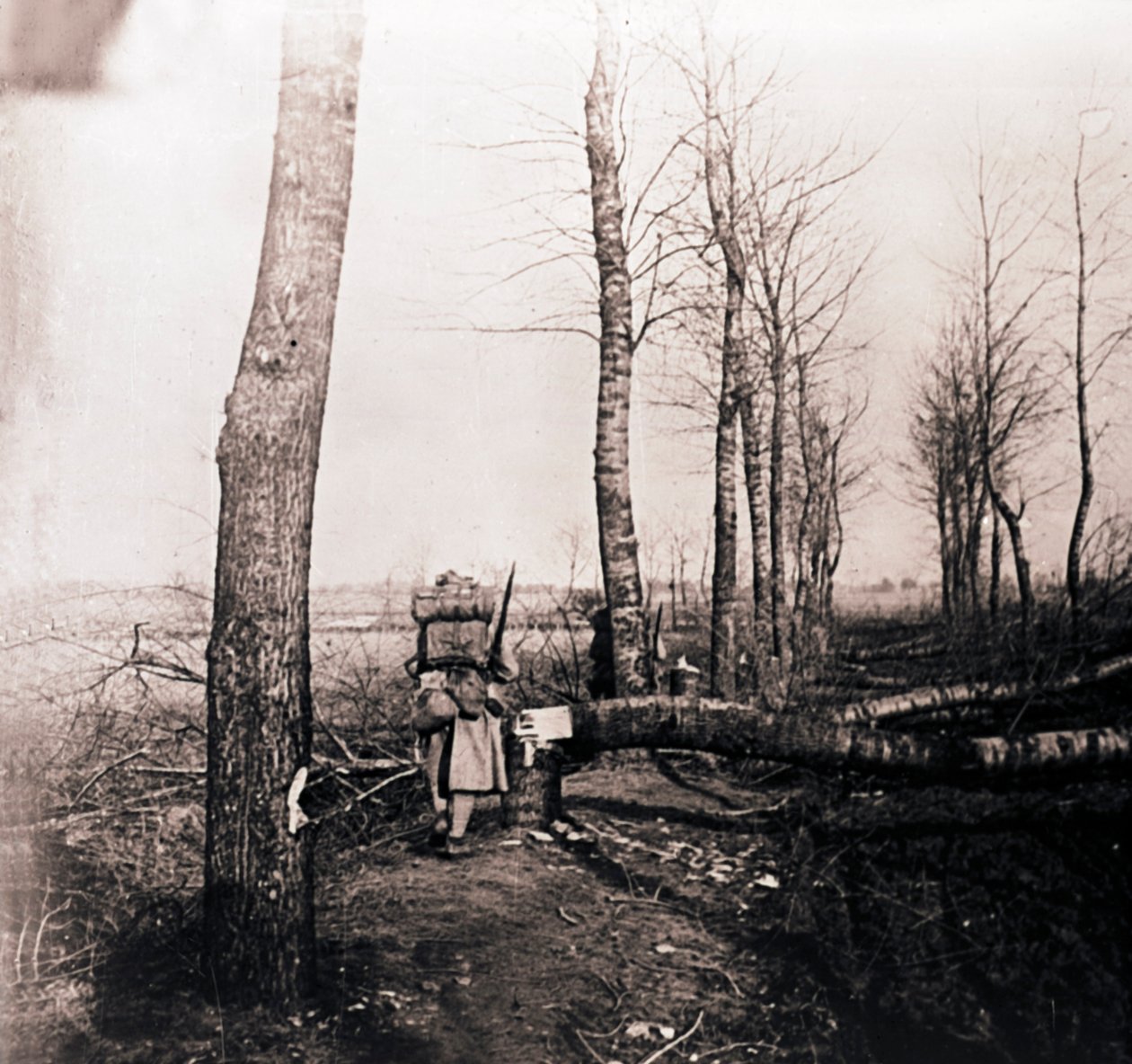 Soldat med sekk på ryggen, c1914-c1918 av Unbekannt
