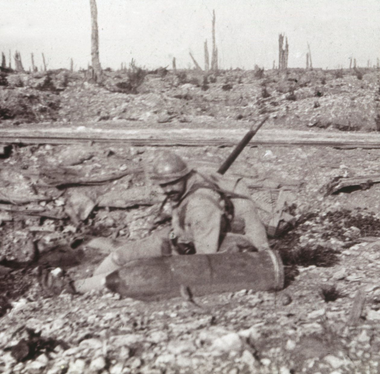 Soldat med skall, Bois dAvocourt, Verdun, Nord-Frankrike, c1914-c1918 av Unbekannt