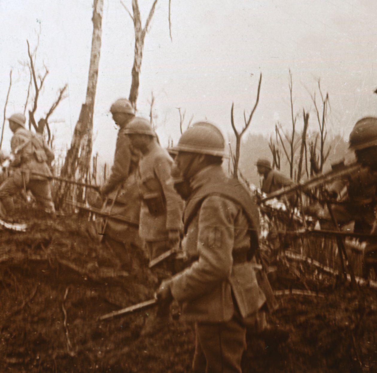 Soldater på frammarsj, c1914-c1918 av Unbekannt