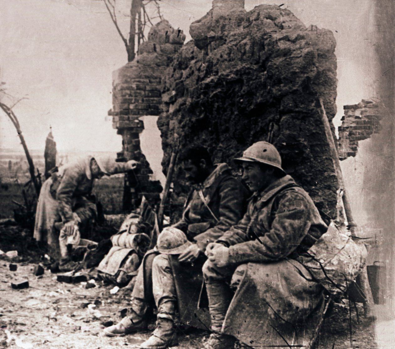 Soldater blant ruiner, c1914-c1918 av Unbekannt