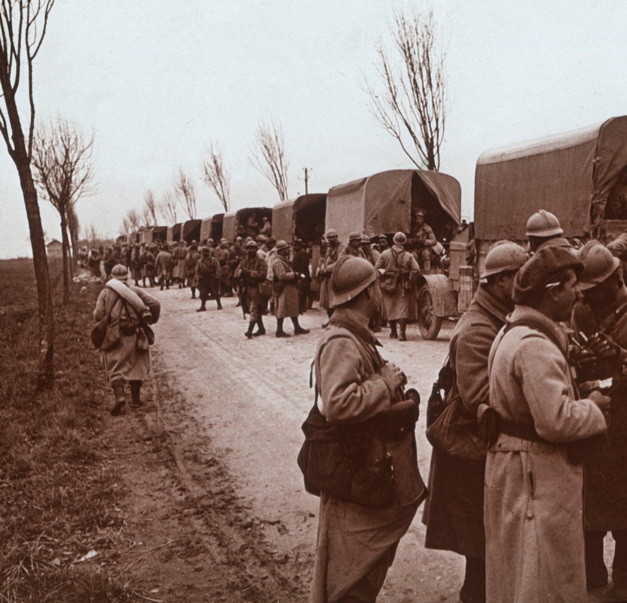 Soldater og kolonne med lastebiler på Voice Sacrée, Verdun, Nord-Frankrike, c1914-c1918 av Unbekannt