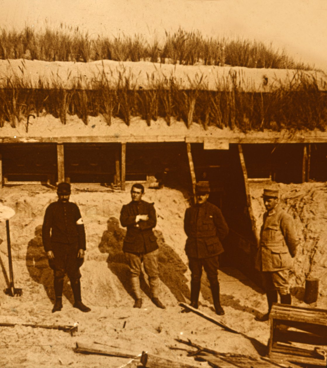Soldater ved førstehjelpspost, c1914-c1918 av Unbekannt