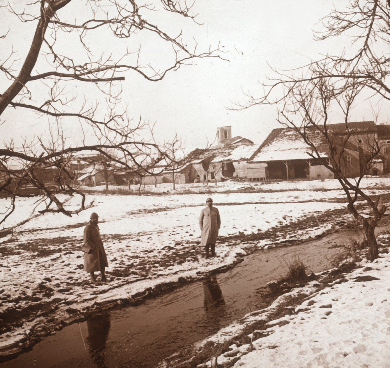 Soldater ved en elv, Bernecourt, Nord-Frankrike, c1914-c1918 av Unbekannt