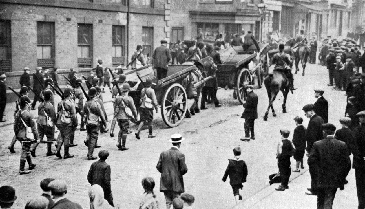 Soldater som konvoierer kullvogner under streiken, Sheffield, c1920 av Unbekannt