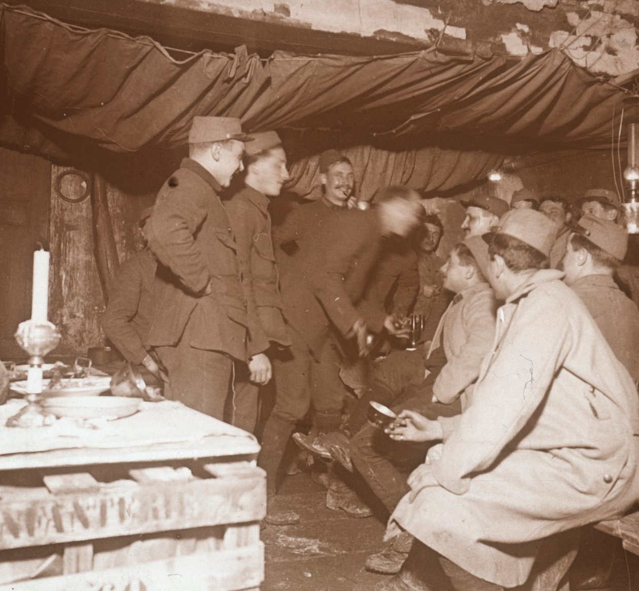 Soldater i et krisesenter, Genicourt, Nord-Frankrike, c1914-c1918 av Unbekannt