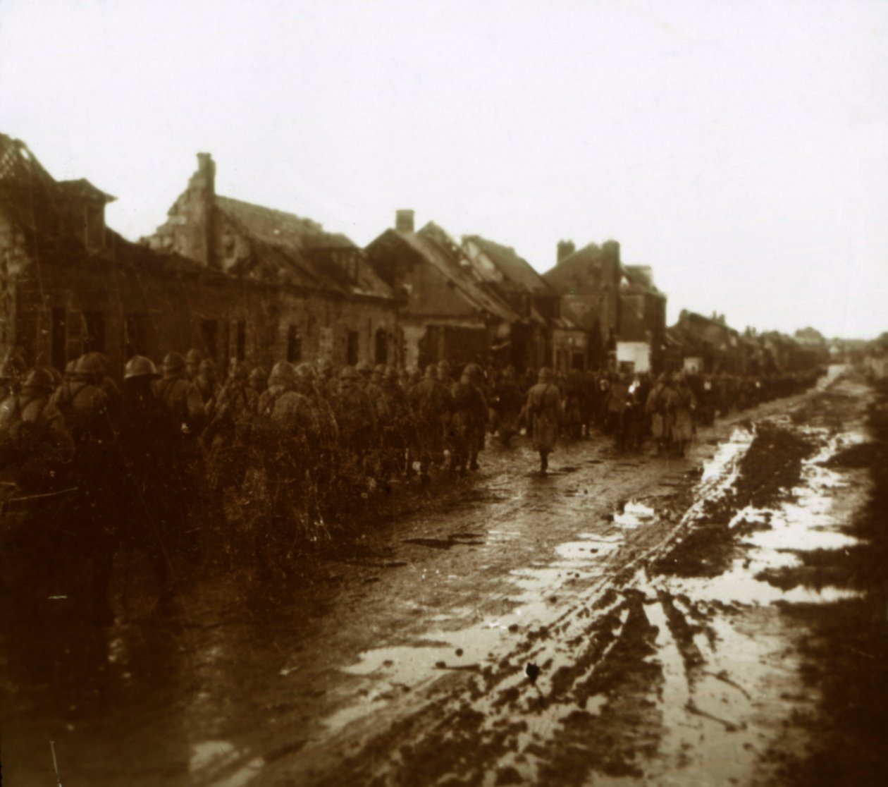 Soldater marsjerer forbi utbombede hus, Champagne, Nord-Frankrike, c1914-c1918 av Unbekannt