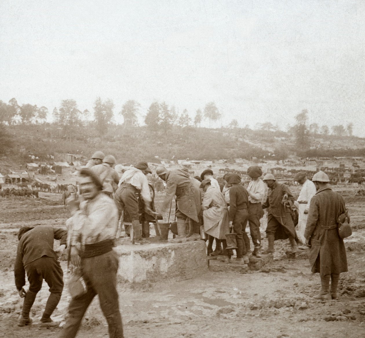 Soldater i kø i gjørmen etter vann, Genicourt, Nord-Frankrike, c1914-c1918 av Unbekannt