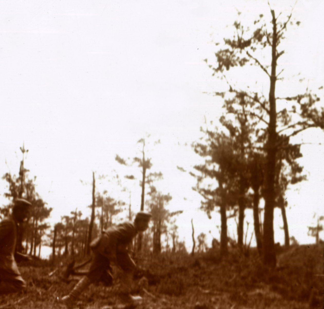 Soldater som løper på slagmarken, c1914-c1918 av Unbekannt