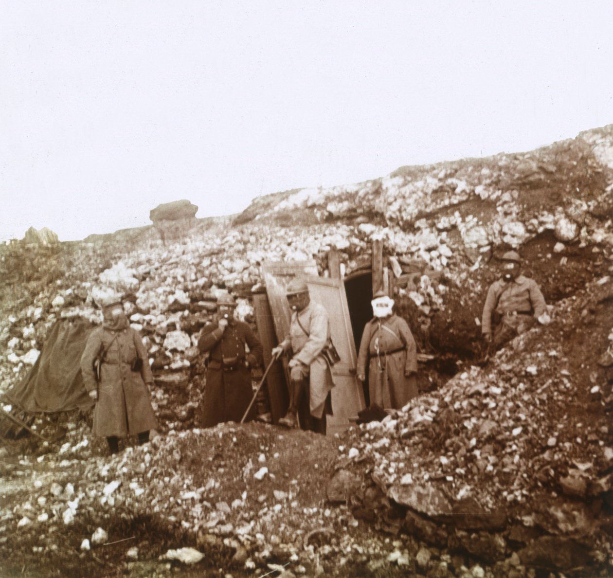 Soldater med gassmasker, c1914-c1918 av Unbekannt