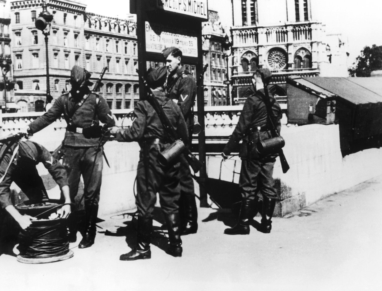 Soldater med telefonkabel på Pont St Michel, Paris, juni 1940 av Unbekannt