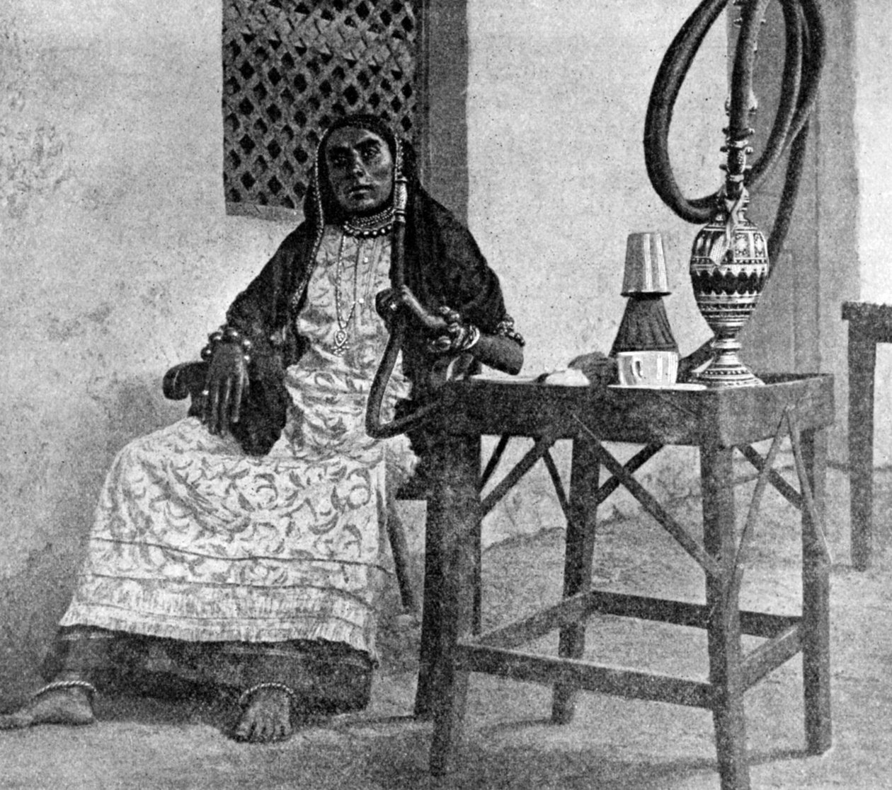 Somalisk kvinne som røyker vannpipe, Aden, 1922 av Unbekannt