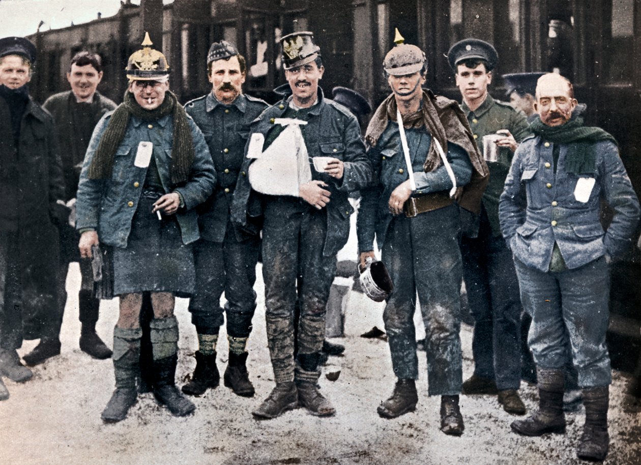 Noen blide sårede fra Neuve Chapelle-kampene, iført fangede tyske hjelmer, 1915 av Unbekannt