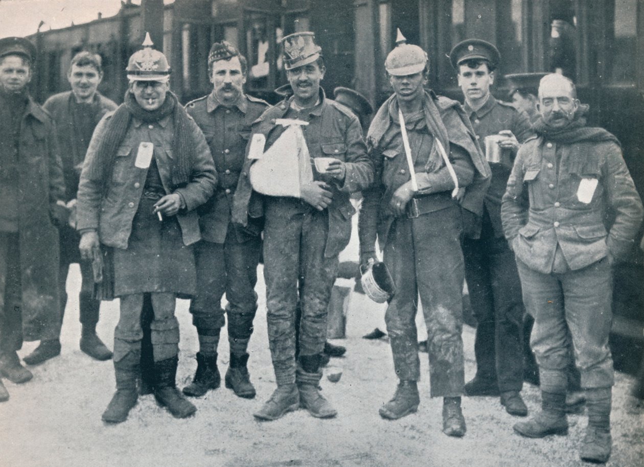 Noen blide sårede fra Neuve Chapelle-kampene, iført fangede tyske hjelmer, 1915 av Unbekannt