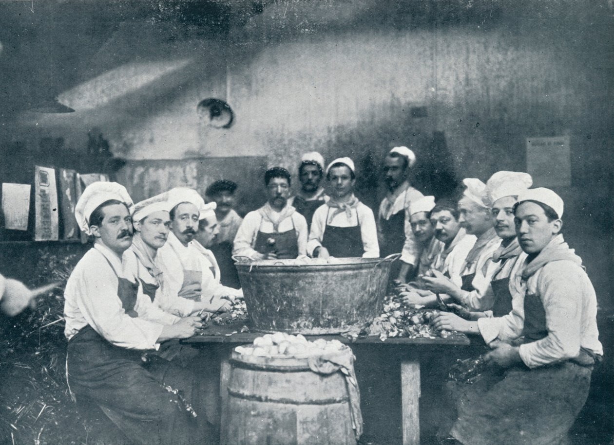 Noen av kokkene tilbereder suppen på Messagerie Van Gand, c1914 av Unbekannt