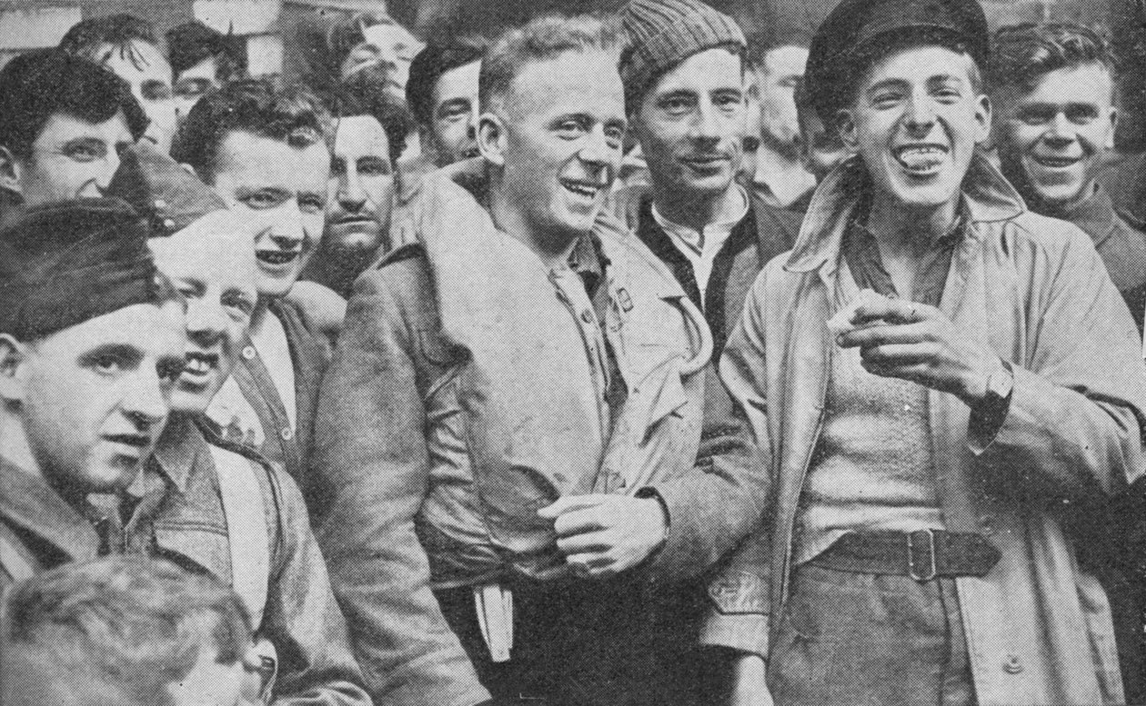 Noen av de overlevende fra Arandora Star lander i en skotsk havn, 1940, 1940 av Unbekannt