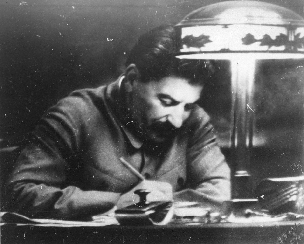 Den sovjetiske lederen Josef Stalin i sin Kreml-studie, Moskva, USSR, 1935 av Unbekannt