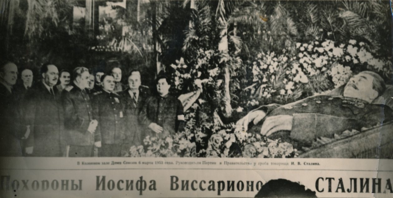 Sovjetiske ledere besøker den blomsterdekkede båren til Stalin i Moskvas kolonnesal. Bak sjefen av Unbekannt