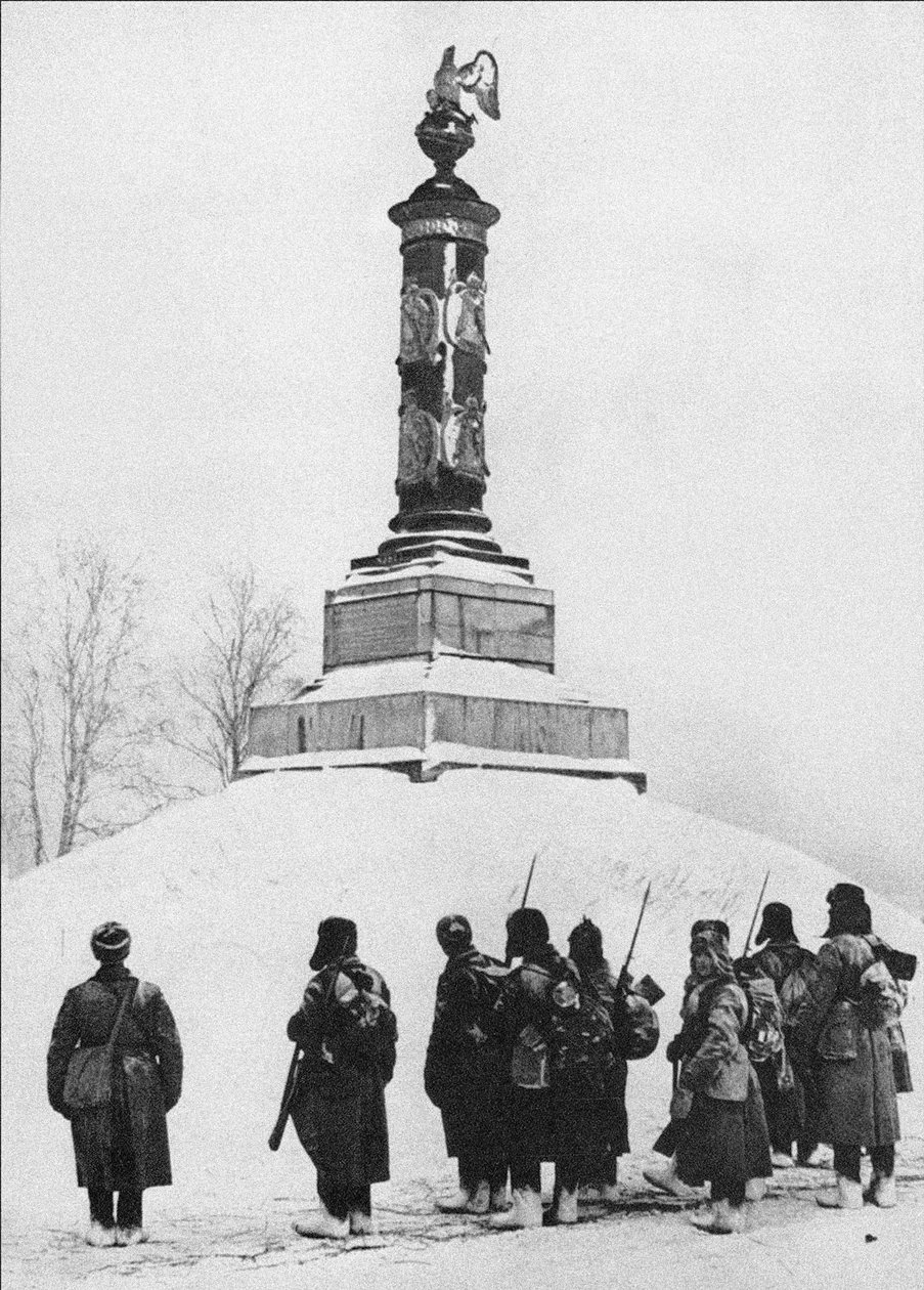 Sovjetiske soldater ved monumentet til heltene fra krigen i 1812 i landsbyen Tarutino Kaluga r av Unbekannt