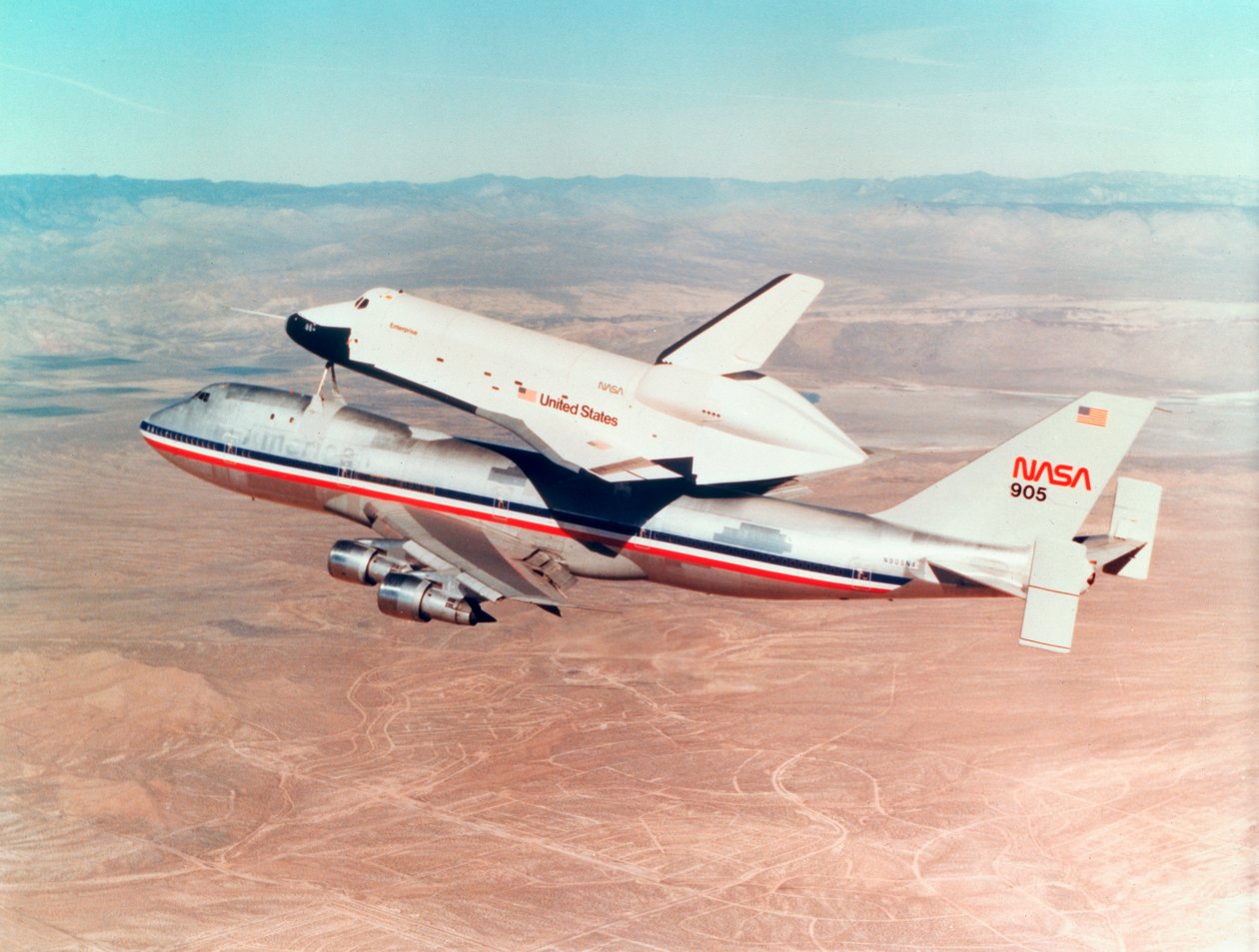 Space Shuttle Orbiter montert på toppen av et Boeing 747 luftfartsfly, 1977 av Unbekannt