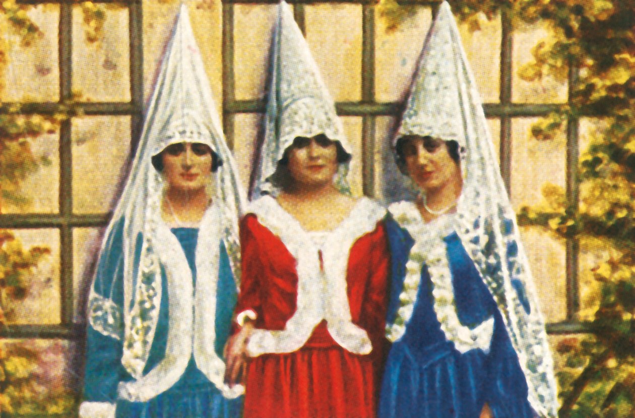 Spanske kvinner i mantillas, c1928. av Unbekannt