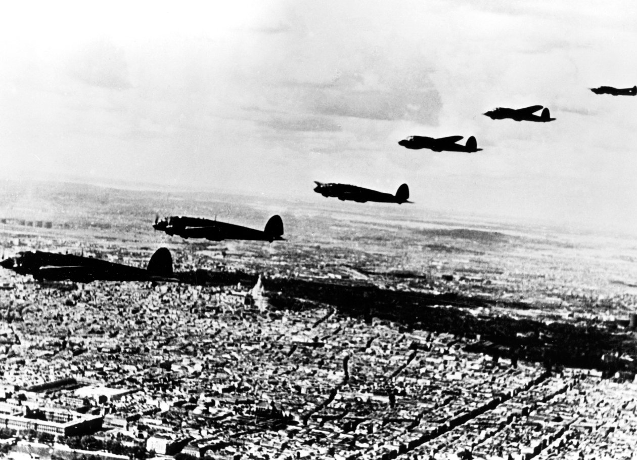 Skvadron av tyske Heinkel He 111 bombefly som flyr over okkuperte Paris, juli 1940 av Unbekannt