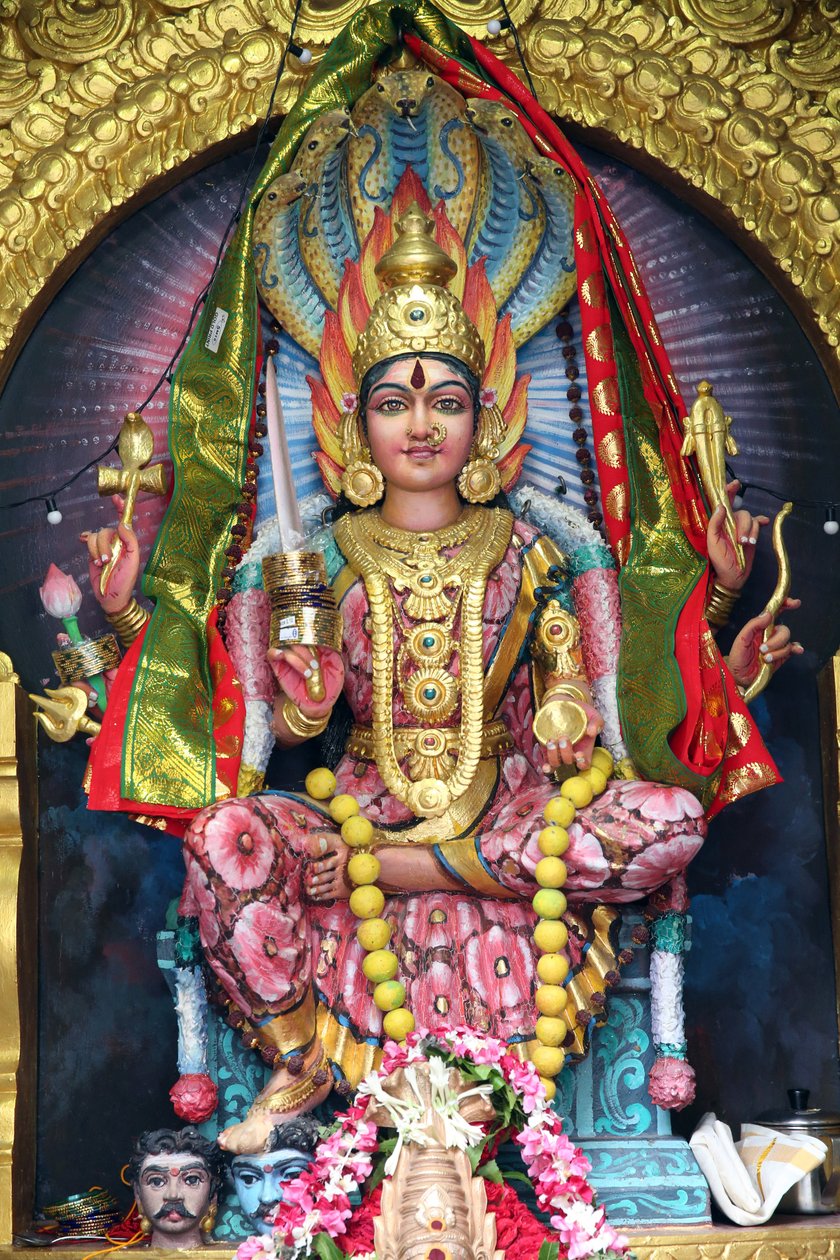 Sri Veeramakaliamman hinduistiske tempel. Sri Mariamman (Maariamma, Mari ou Amman), den sørindiske hinduistiske regngudinnen, 20160818, Singapore, Singapore av Unbekannt