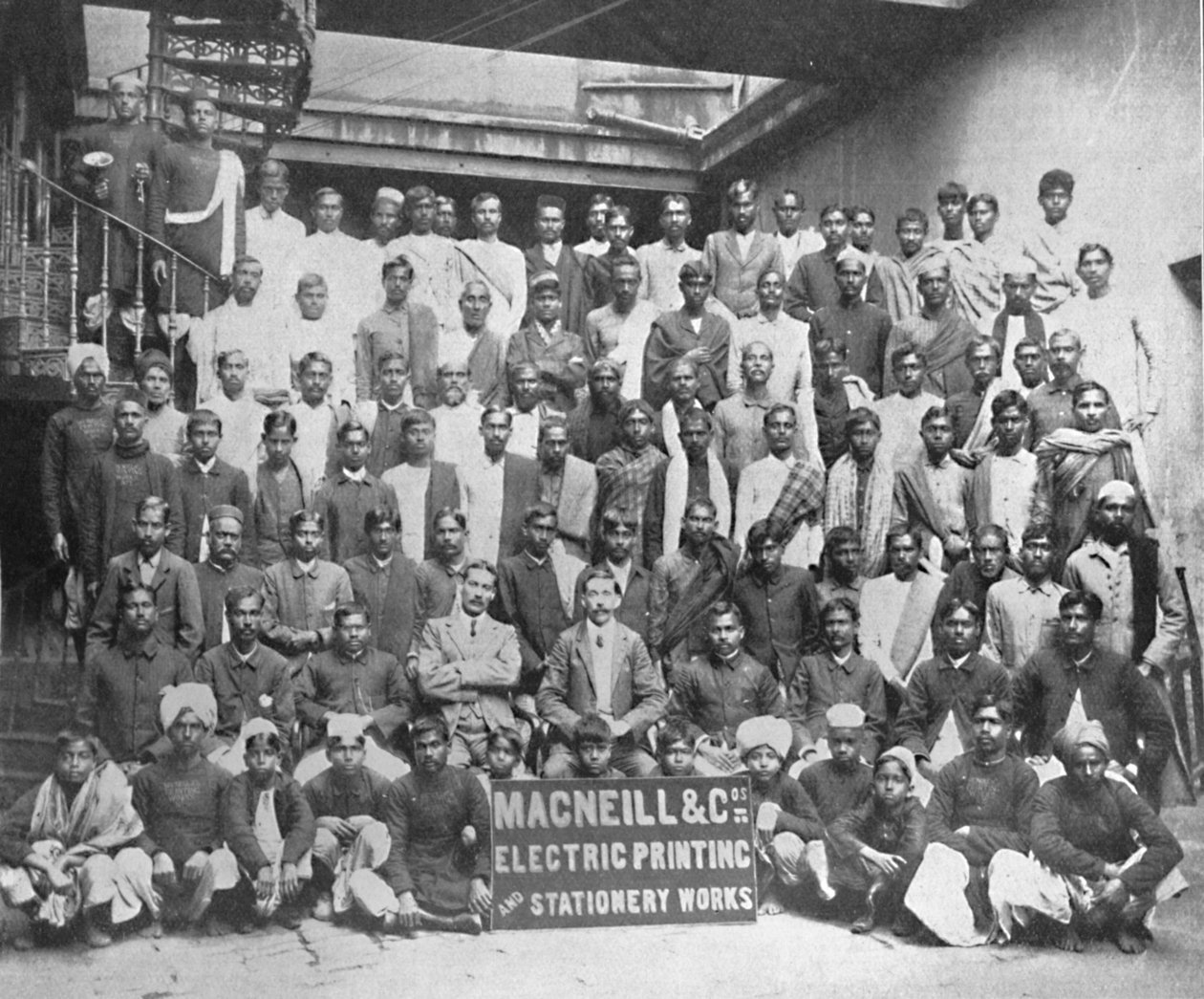 Staff of Macneill & Co.s Printing and Stationery Works, Calcutta, 1917 av Unbekannt