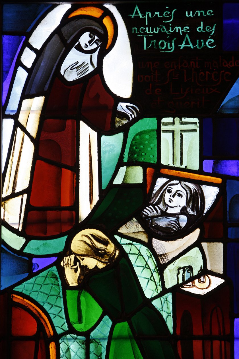 Glassmalerier som viser Sainte Therese de Lisieux som helbreder et sykt barn i kirken Notre-Dame-de-la-Trinite, Blois, Frankrike av Unbekannt