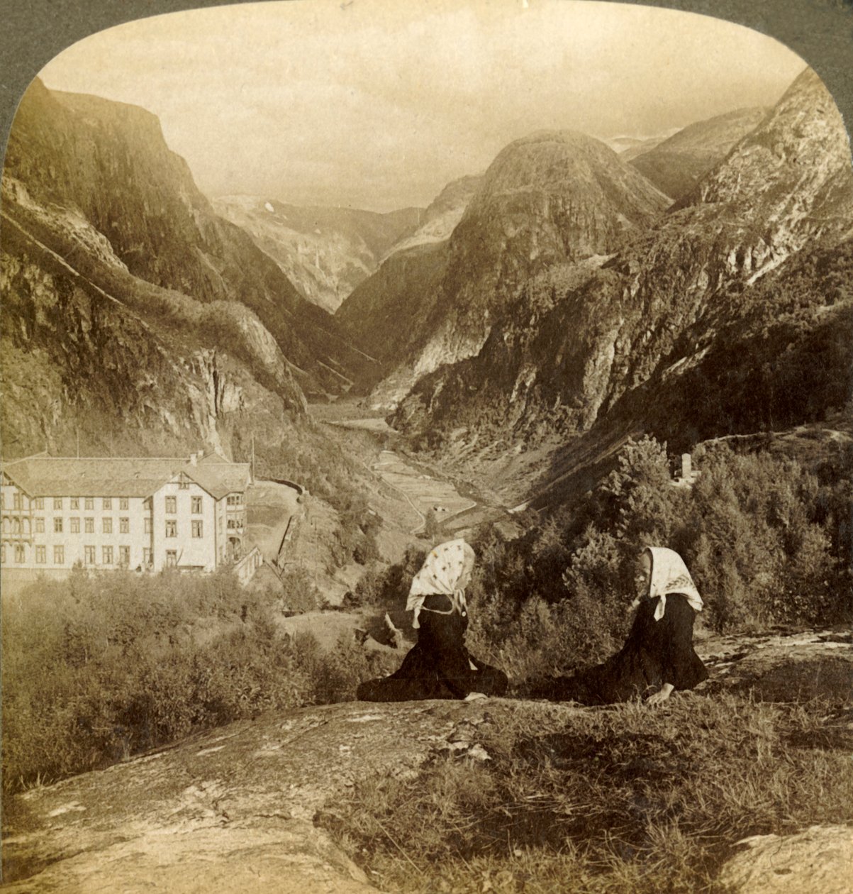 Stalheims Hotel, og dets fantastiske utsikt, gjennom det berømte Nærdal, Norge, 1905. av Unbekannt