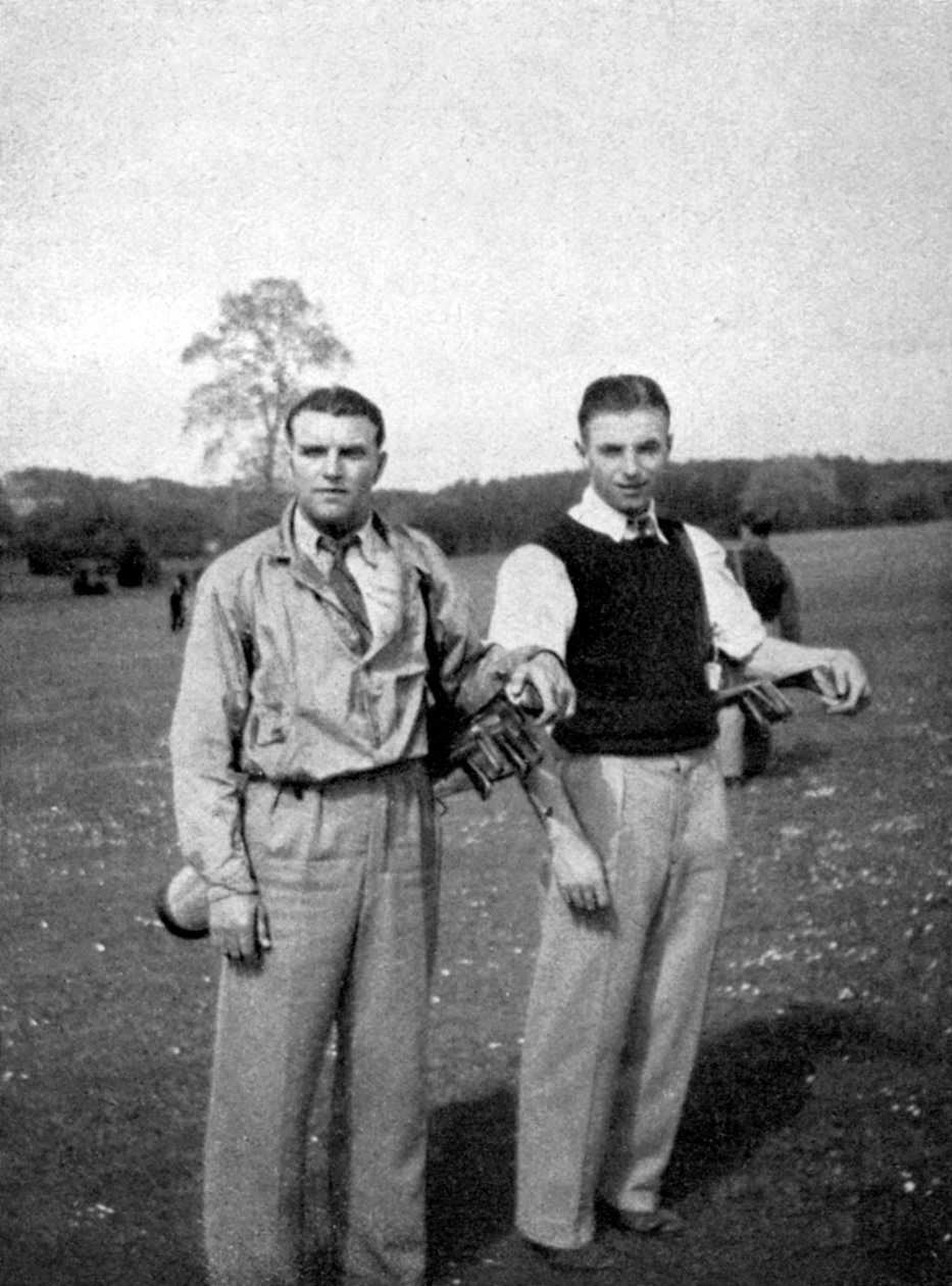 Stanley Matthews og Eddie Hapgood pauser mellom slagene under en golfrunde, 1945 av Unbekannt