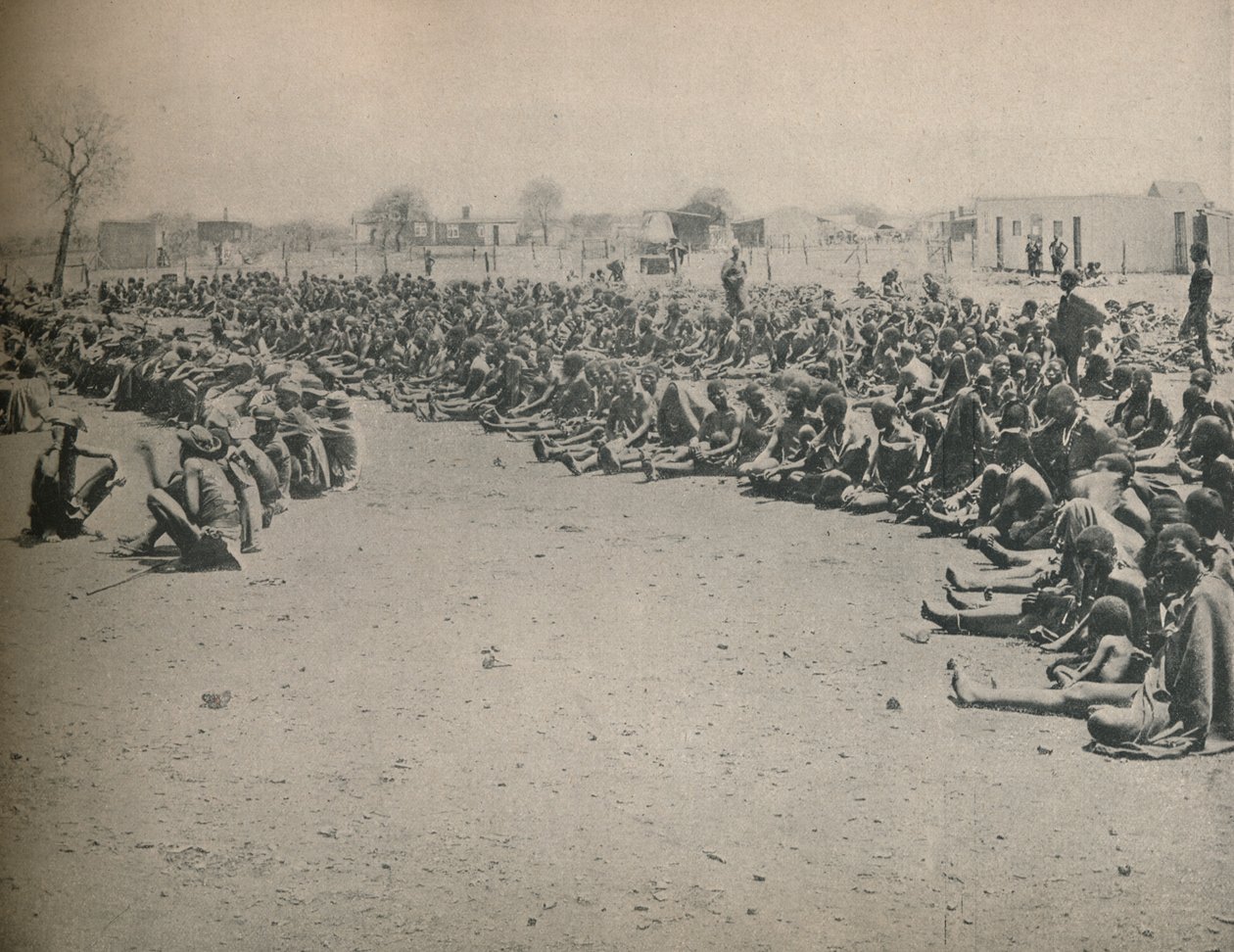Sultende innfødte kommer inn for regjeringshjelp i Bulawayo, c1900. av Unbekannt